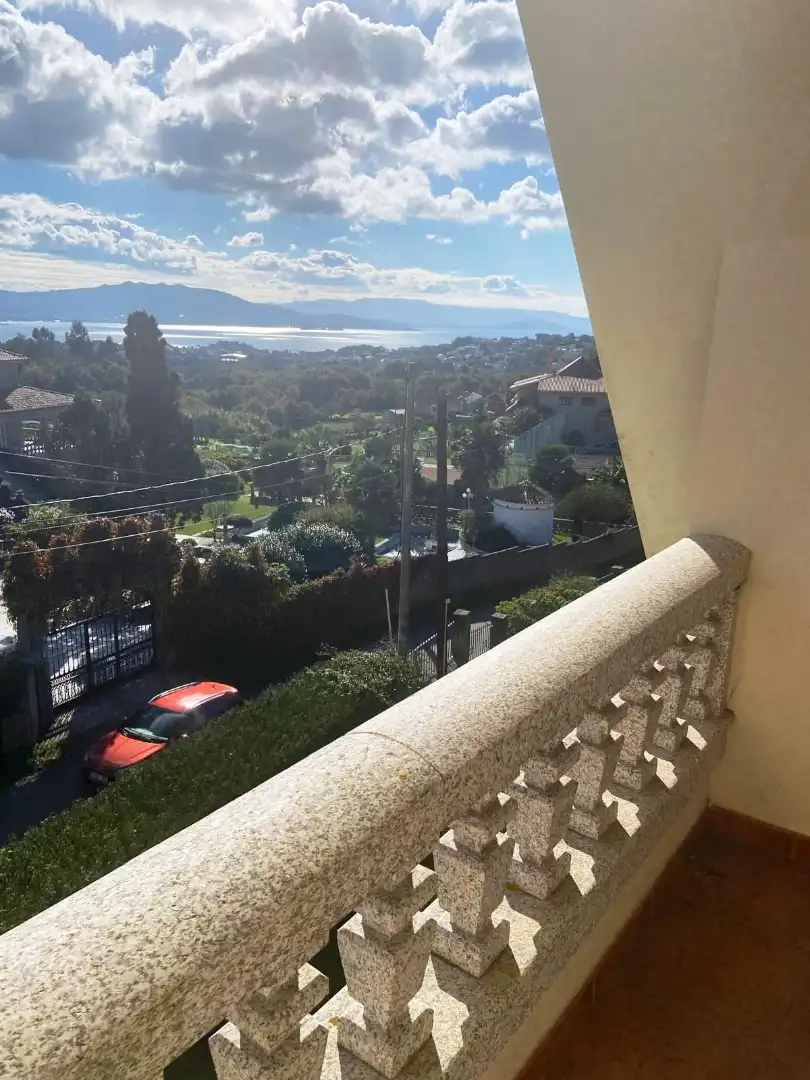 Vista exterior de Casa o xalet de lloguer en Cangas  amb Calefacció, Jardí privat i Terrassa