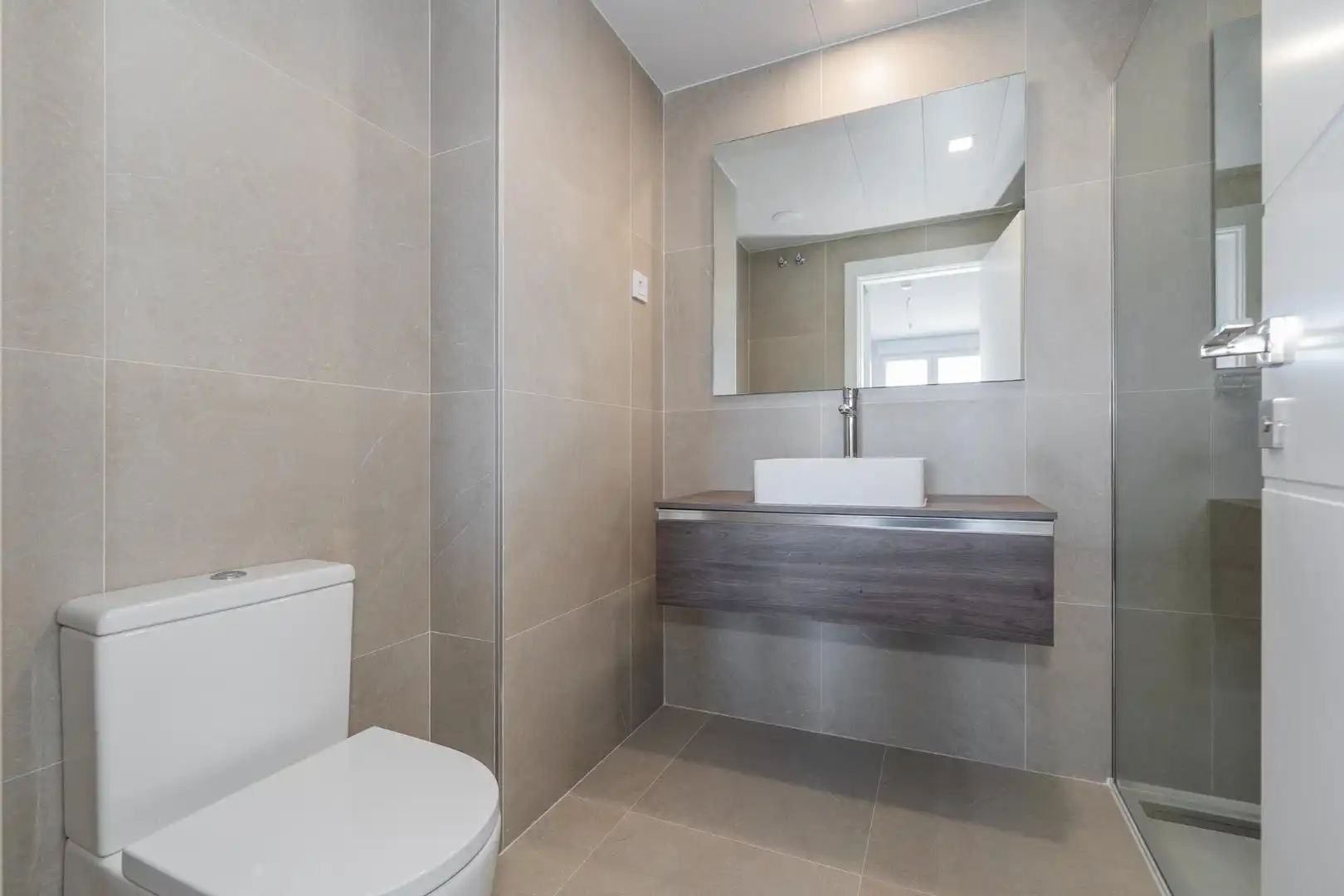 Baño de Apartamento en venta en Madrid con Aire acondicionado, Calefacción y Jardín privado