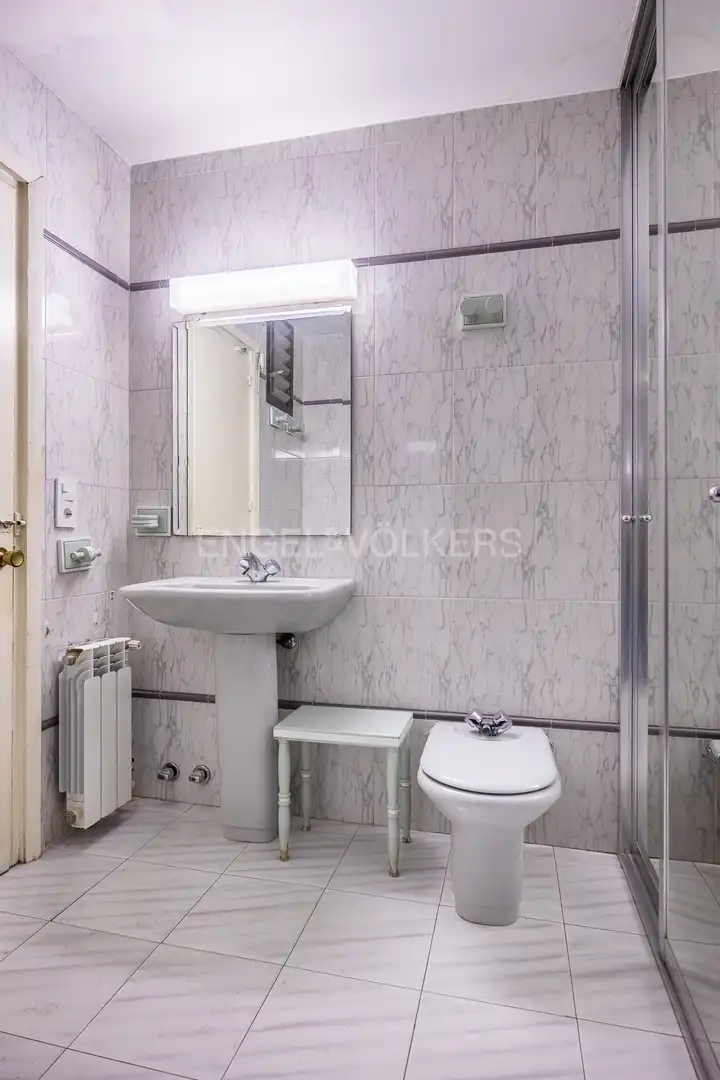 Bathroom of Flat for sale in Sevilla  with Air Conditioner, Heating and Terrace
