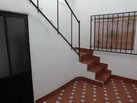 Piso céntrico compuesto por 3 dormitorios, 1 baños, 1 patio, cocina, terraza amplia con doble guardilla. Piso muy iluminado. En la, imatge 3