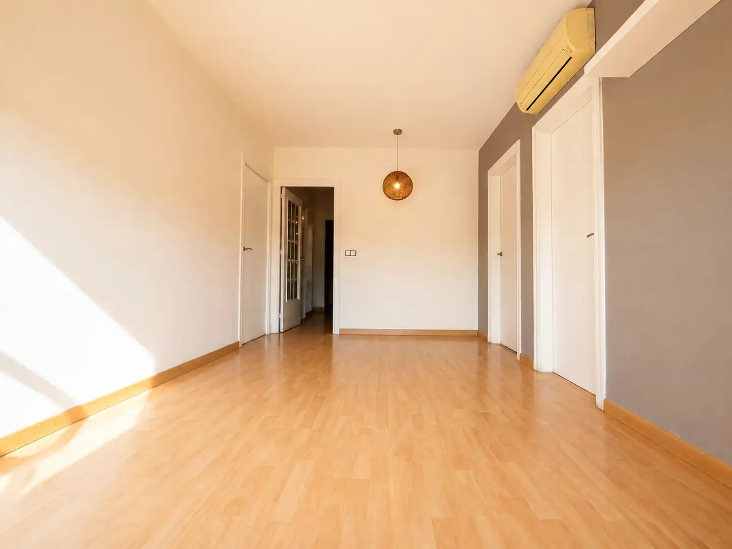 Sala d'estar de Pis en venda en Santa Coloma de Gramenet amb Aire condicionat, Parquet i Balcó