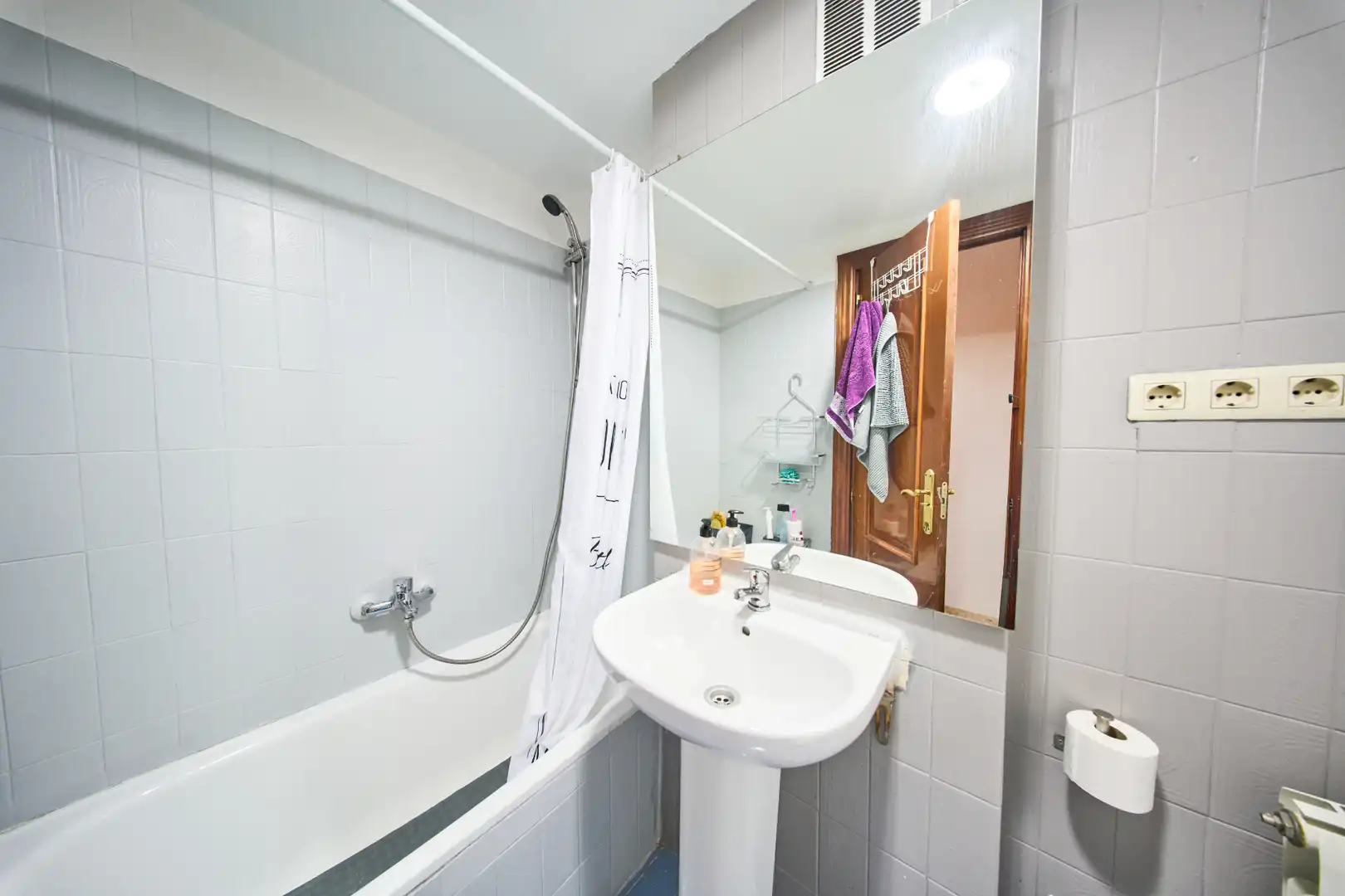Baño de Ático en venta en Granada con Calefacción, Terraza y Amueblado