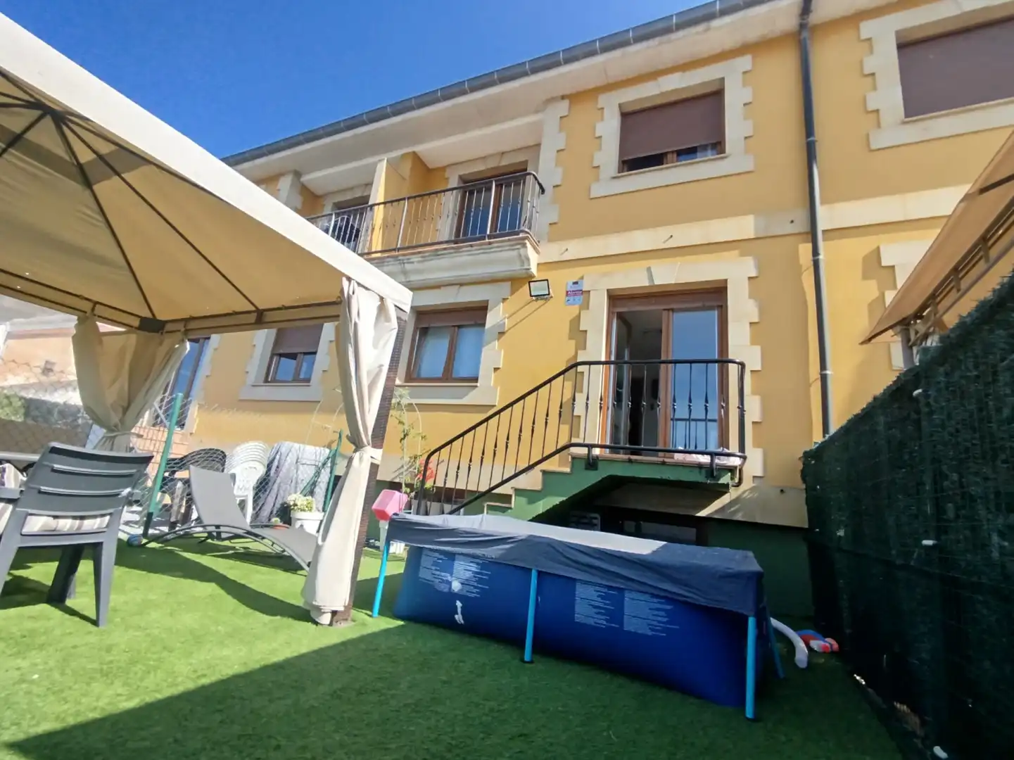 Vista exterior de Casa adosada en venta en Penagos con Calefacción, Jardín privado y Parquet