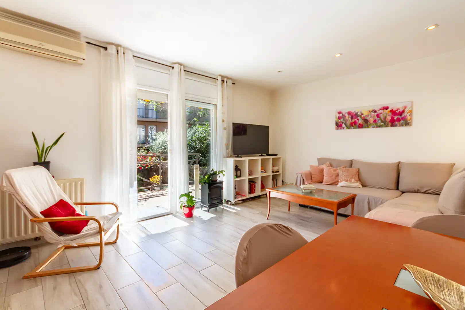 Sala de estar de Casa adosada en venta en Martorell con Calefacción, Jardín privado y Horno