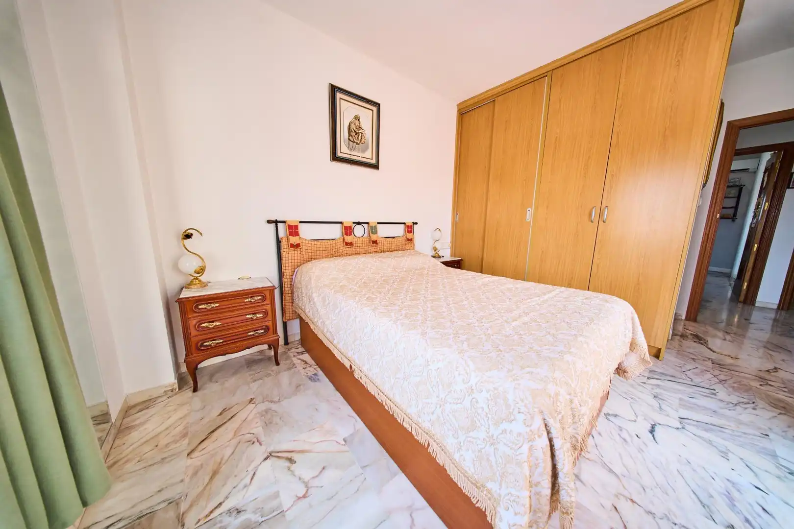 Dormitori de Casa adosada en venda en Fuente Vaqueros amb Aire condicionat i Calefacció