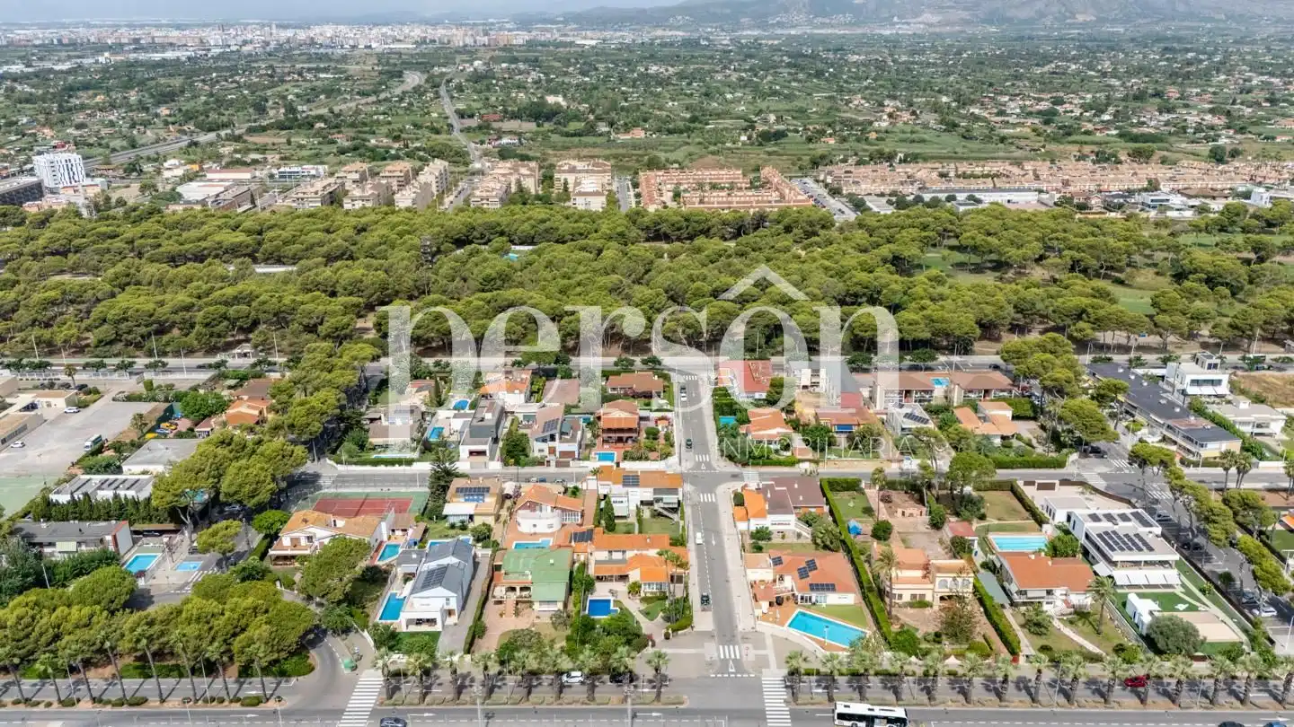 Vista exterior de Casa o xalet en venda en Castellón de la Plana / Castelló de la Plana amb Aire condicionat, Calefacció i Jardí privat