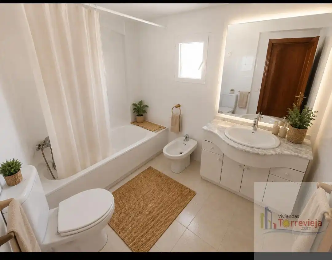 Baño de Ático en venta en Torrevieja con Aire acondicionado, Terraza y Piscina comunitaria