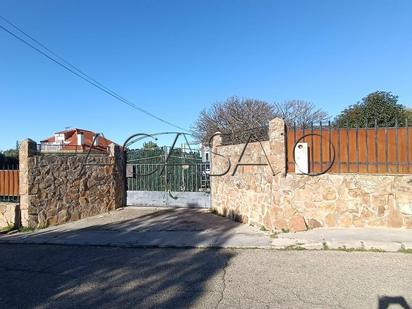 Vista exterior de Casa o xalet en venda en Yeles amb Jardí privat i Piscina