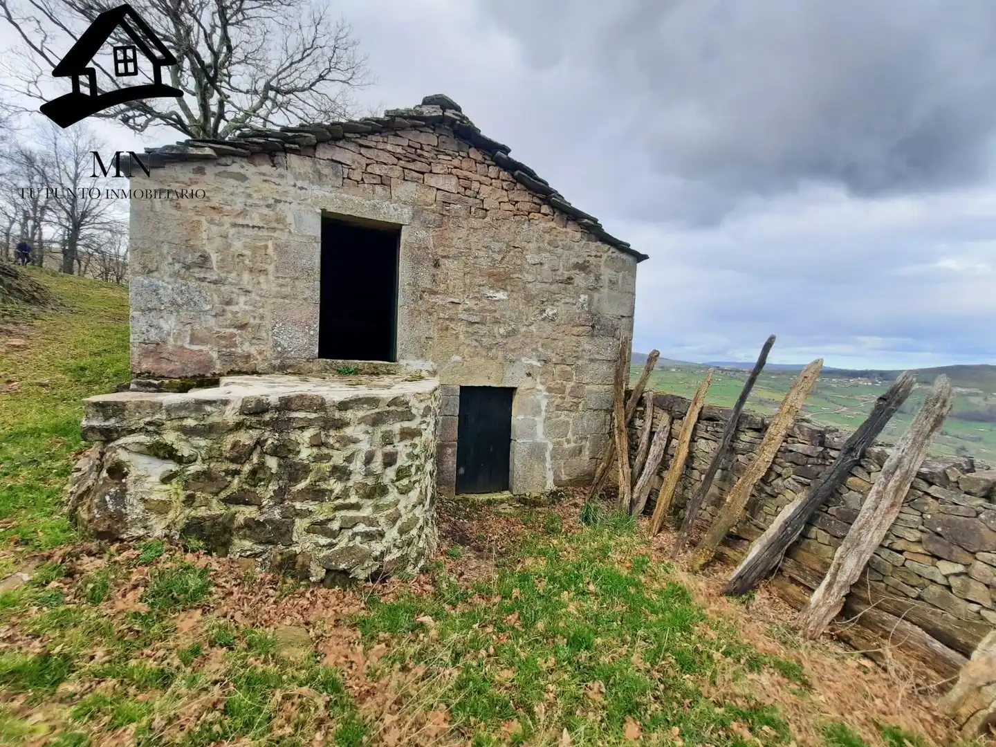 Vista exterior de Finca rústica en venda en San Pedro del Romeral amb Jardí privat