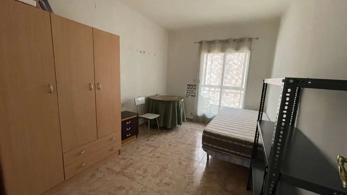 Habitación de Piso en venta en Granada con Amueblado, Microondas y Balcón