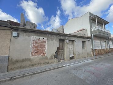 Casa amb balcó en venda a Benijófar