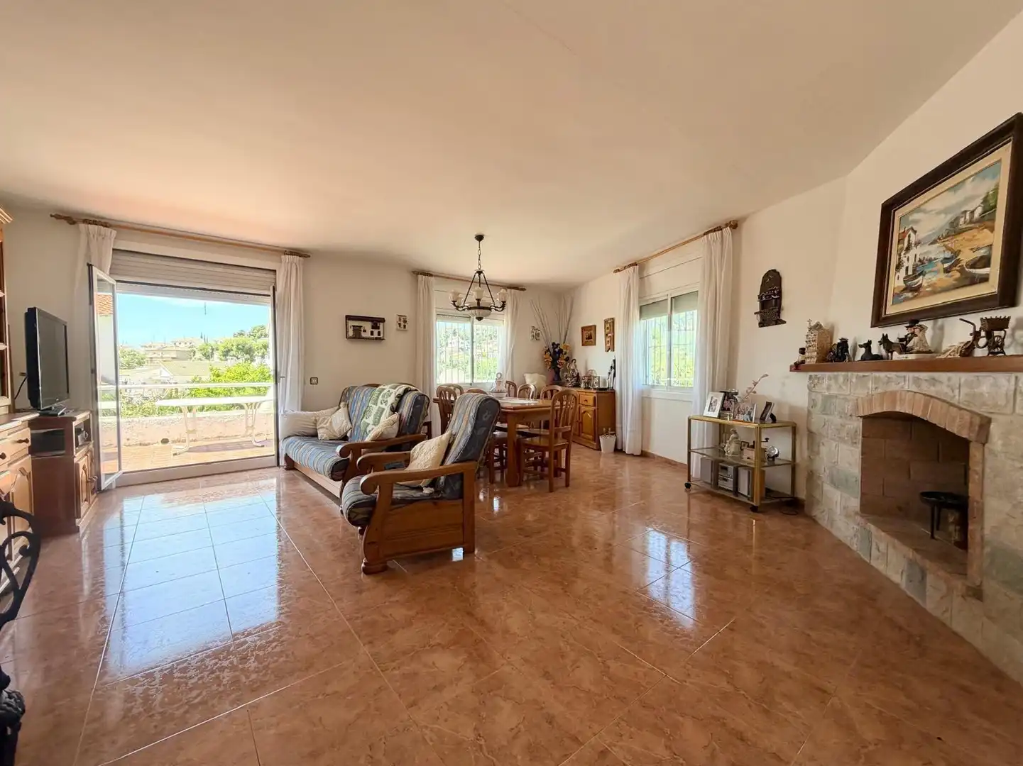 Sala d'estar de Casa o xalet en venda en Cunit amb Jardí privat, Terrassa i Traster