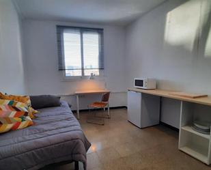 Dormitori de Apartament per a compartir en  Barcelona Capital amb Moblat i Internet