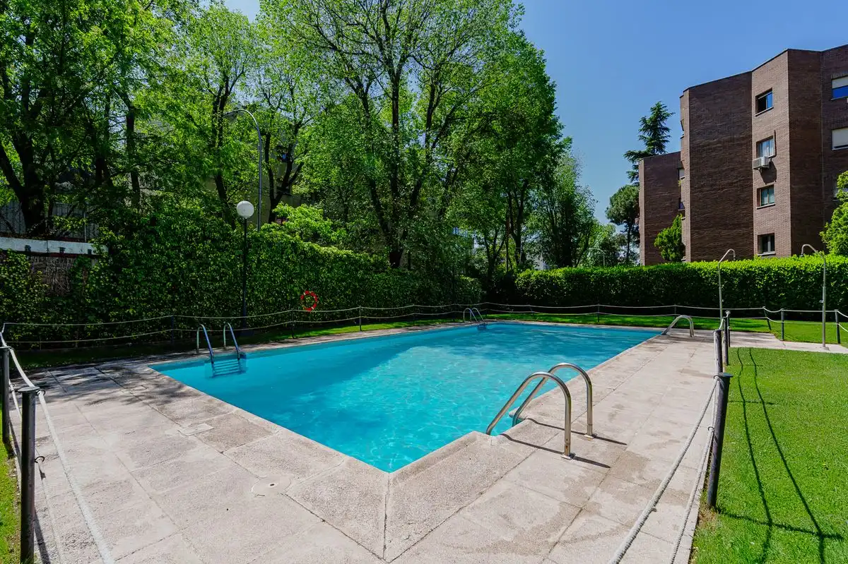 Piscina de Pis en venda en Madrid amb Calefacció, Jardí privat i Piscina