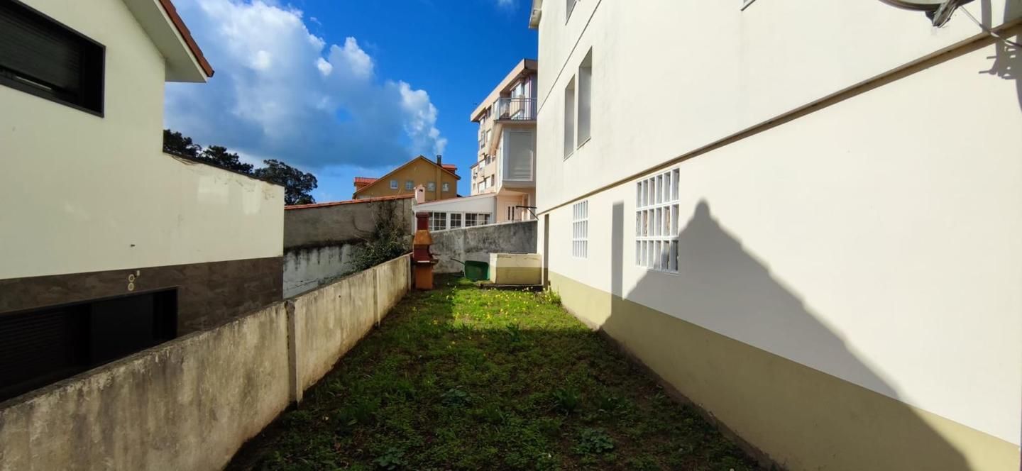 Vista exterior de Casa o xalet en venda en Oleiros amb Jardí privat i Balcó