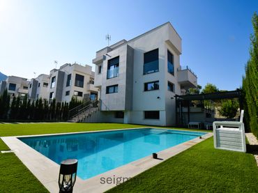 Villa con balcone in vendita a Montebello - Nou Espai