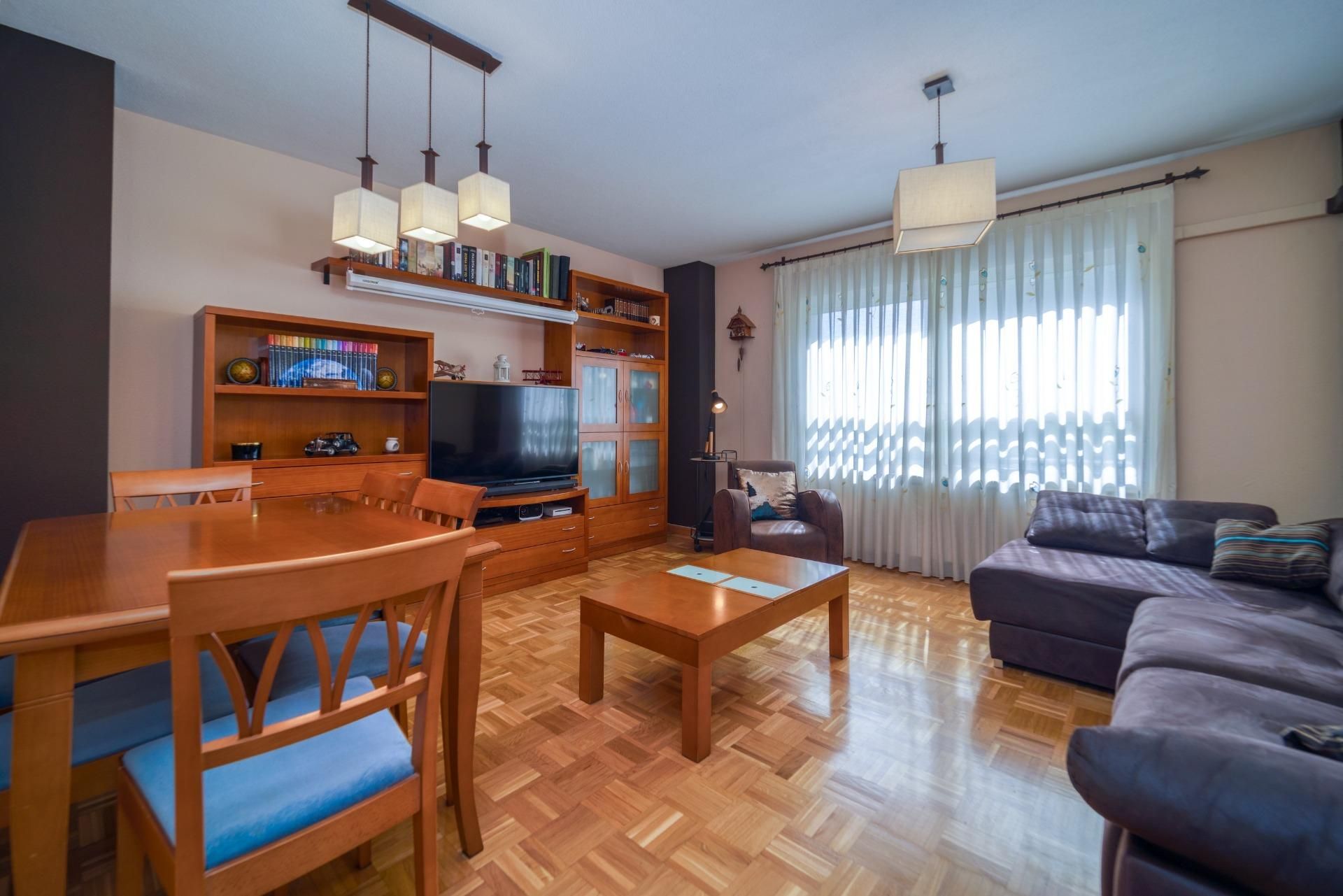 Sala d'estar de Pis en venda en  Madrid Capital amb Aire condicionat, Calefacció i Piscina comunitària