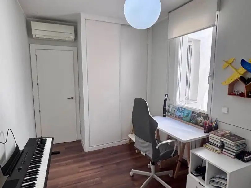 Schlafzimmer von Dachboden zum Verkauf in  Madrid Capital mit Klimaanlage, Terrasse und Balkon
