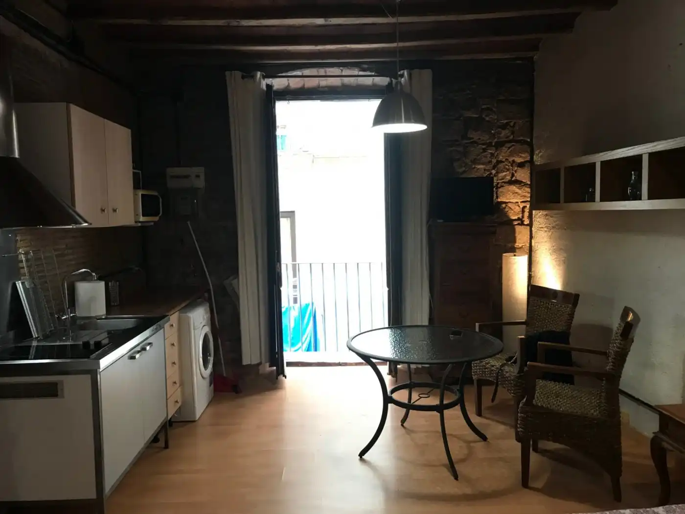 Cuina de Estudi de lloguer en Barcelona amb Moblat i Balcó