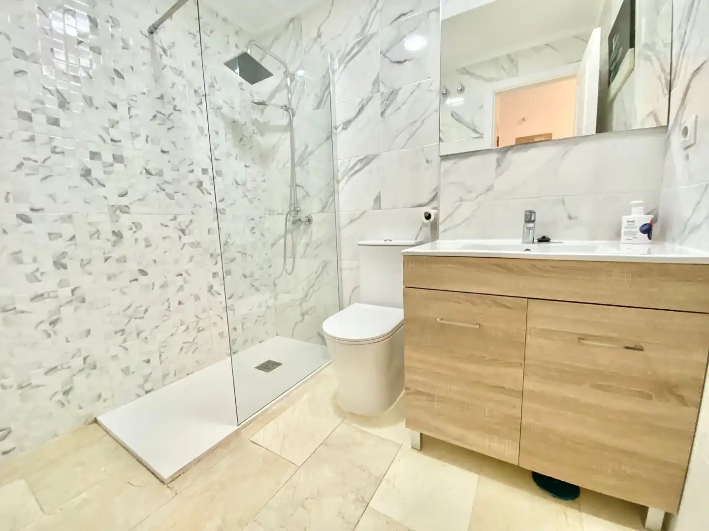 Baño de Estudio de alquiler en Torrevieja con Aire acondicionado, Calefacción y Amueblado