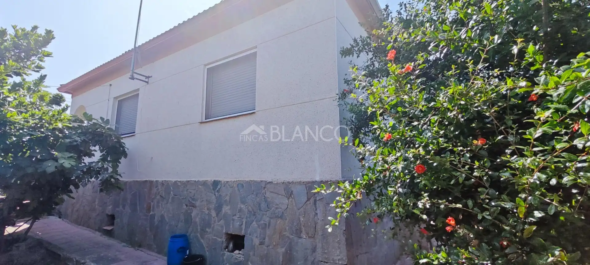 Vista exterior de Casa o xalet en venda en Piera amb Jardí privat, Moblat i Alarma