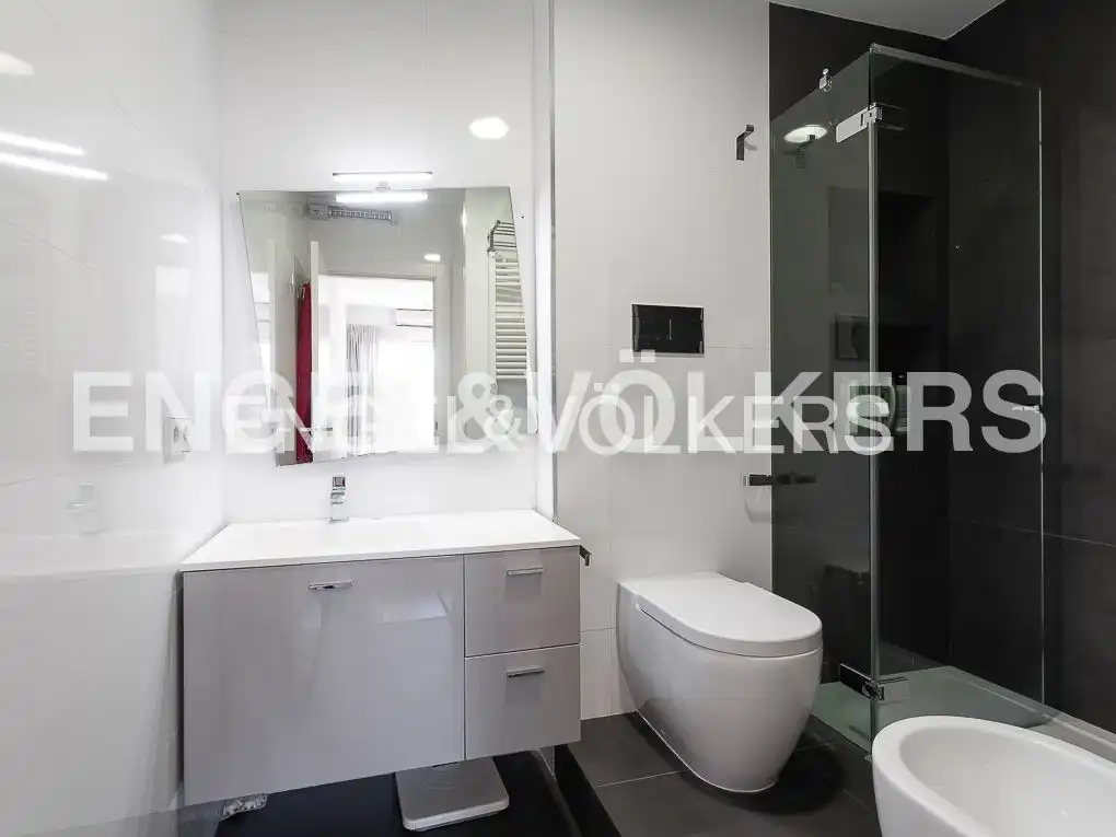 Bathroom of Flat for rent in Valencia  with Air Conditioner, Heating and Parquet flooring