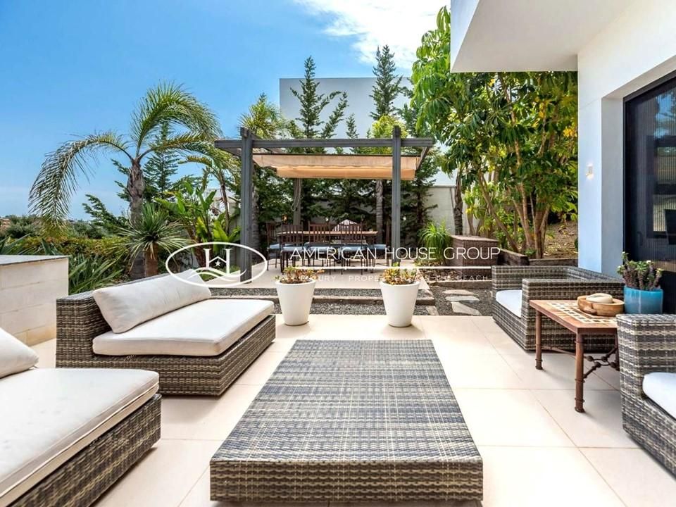 Terrace of House or chalet for sale in Marbella  with Air Conditioner, Private garden and Terrace