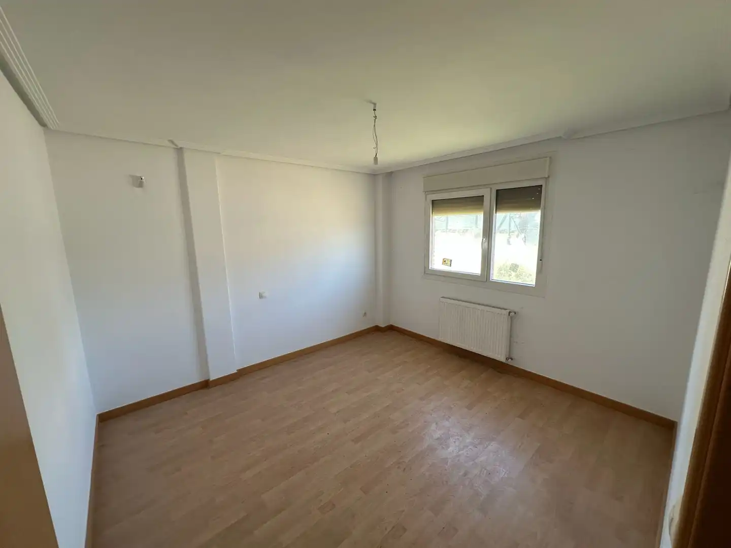 Schlafzimmer von Einfamilien-Reihenhaus zum Verkauf in Villariezo mit Privatgarten