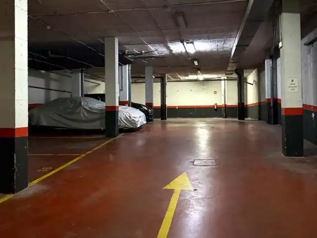 Parking de Piso en venta en Las Rozas de Madrid con Calefacción, Jardín privado y Piscina comunitaria