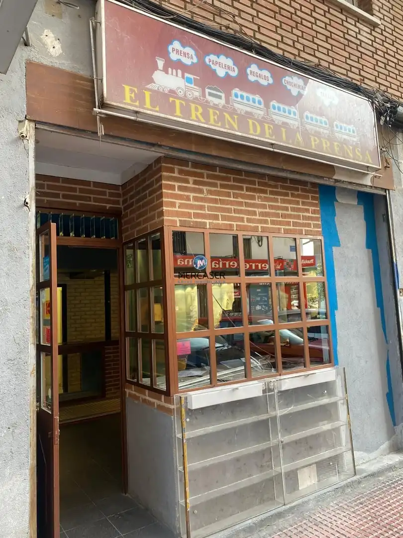 Local comercial de lloguer a Caballería Española, imagen 2