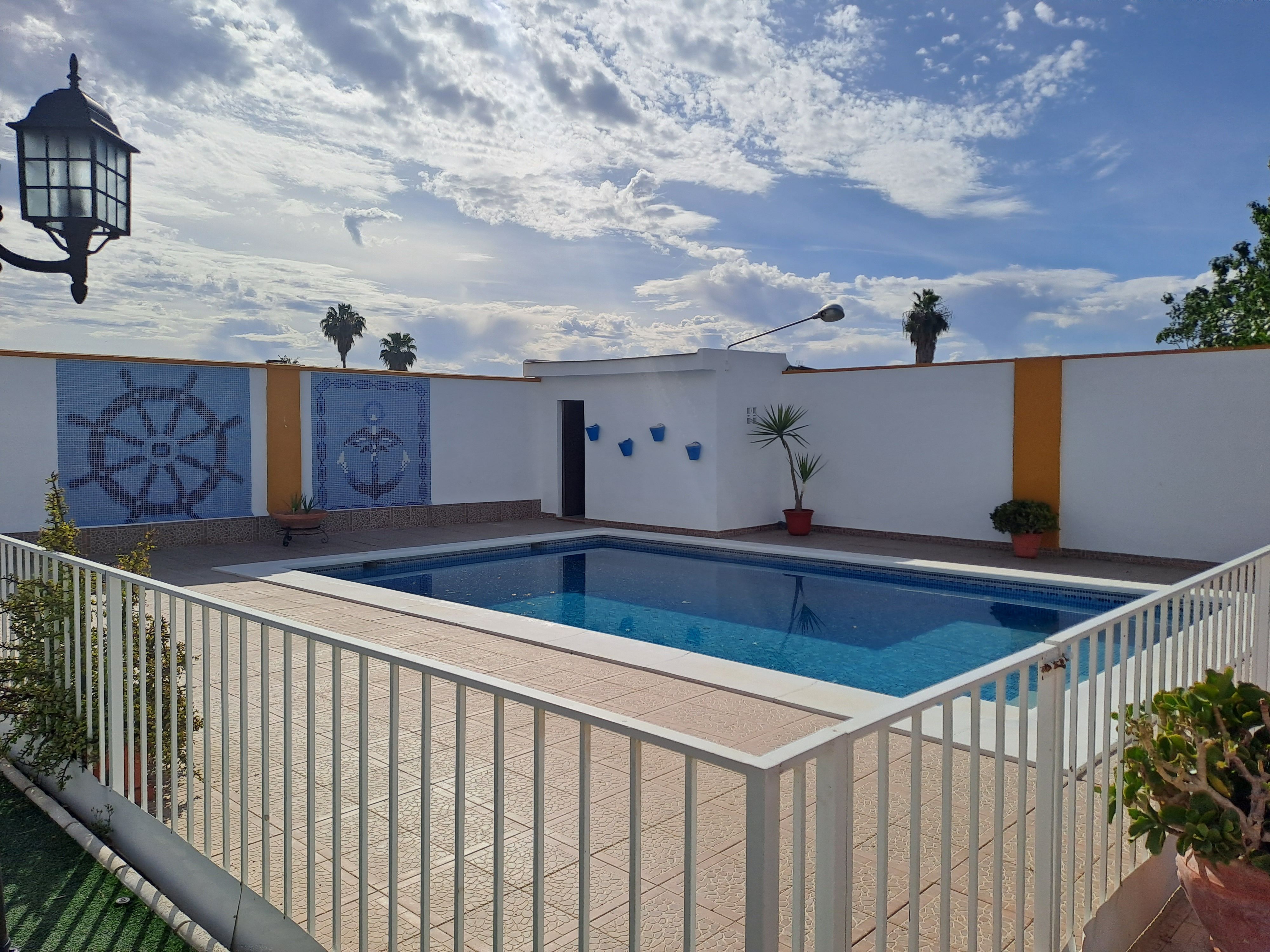Piscina de Casa o xalet en venda en Los Palacios y Villafranca amb Aire condicionat, Jardí privat i Traster