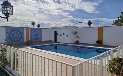 Piscina de Casa o xalet en venda en Los Palacios y Villafranca amb Aire condicionat, Jardí privat i Traster