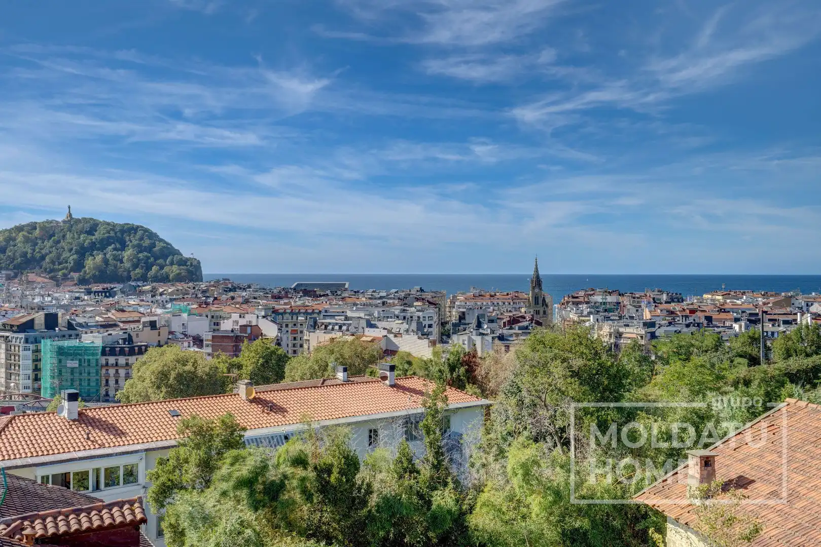 Vista exterior de Pis en venda en Donostia - San Sebastián  amb Calefacció i Jardí privat