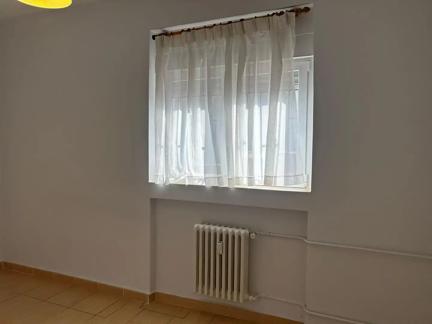Dormitori de Apartament de lloguer en Madrid amb Aire condicionat i Calefacció