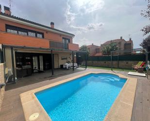 Piscina de Casa adosada en venda en Meco amb Aire condicionat, Terrassa i Piscina