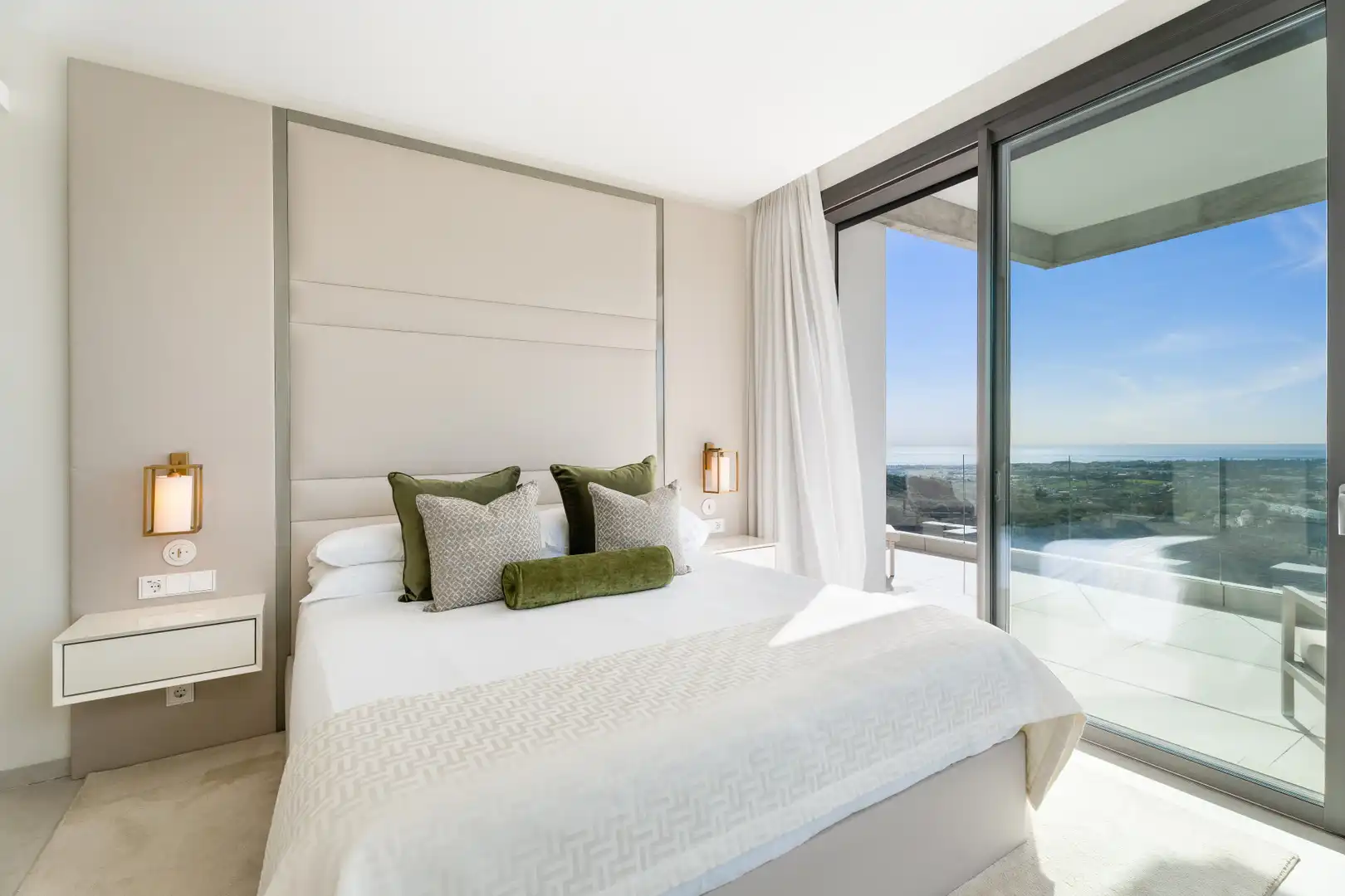 Bedroom of Apartments for sale in Benahavís  with Air Conditioner, Terrace and Storage room