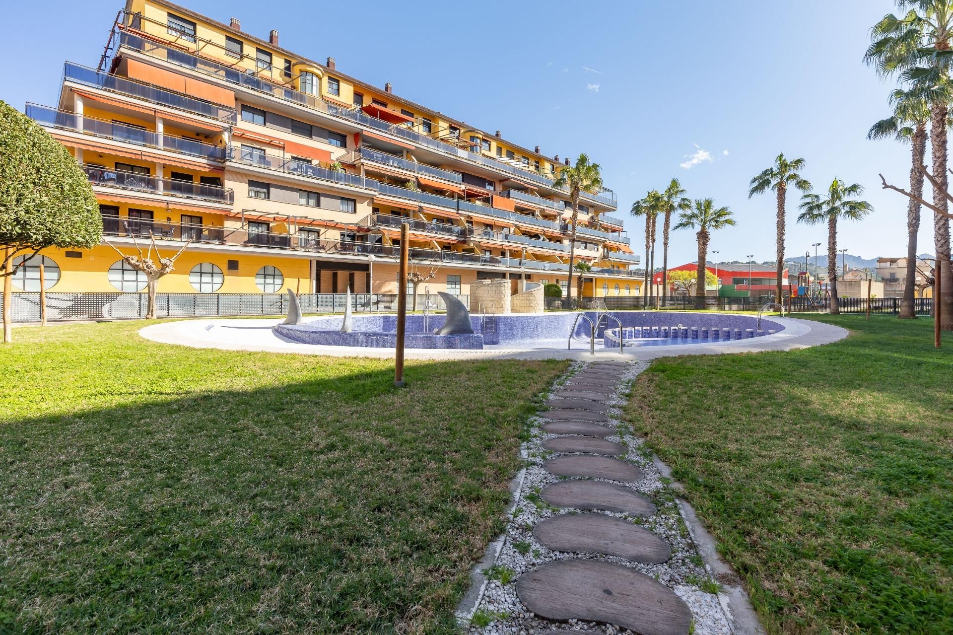 Vista exterior de Pis en venda en Alzira amb Aire condicionat, Terrassa i Piscina comunitària