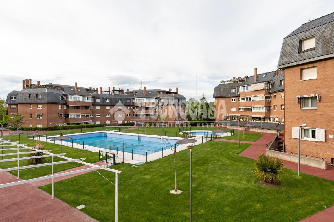 Vista exterior de Pis en venda en Majadahonda amb Aire condicionat, Calefacció i Terrassa