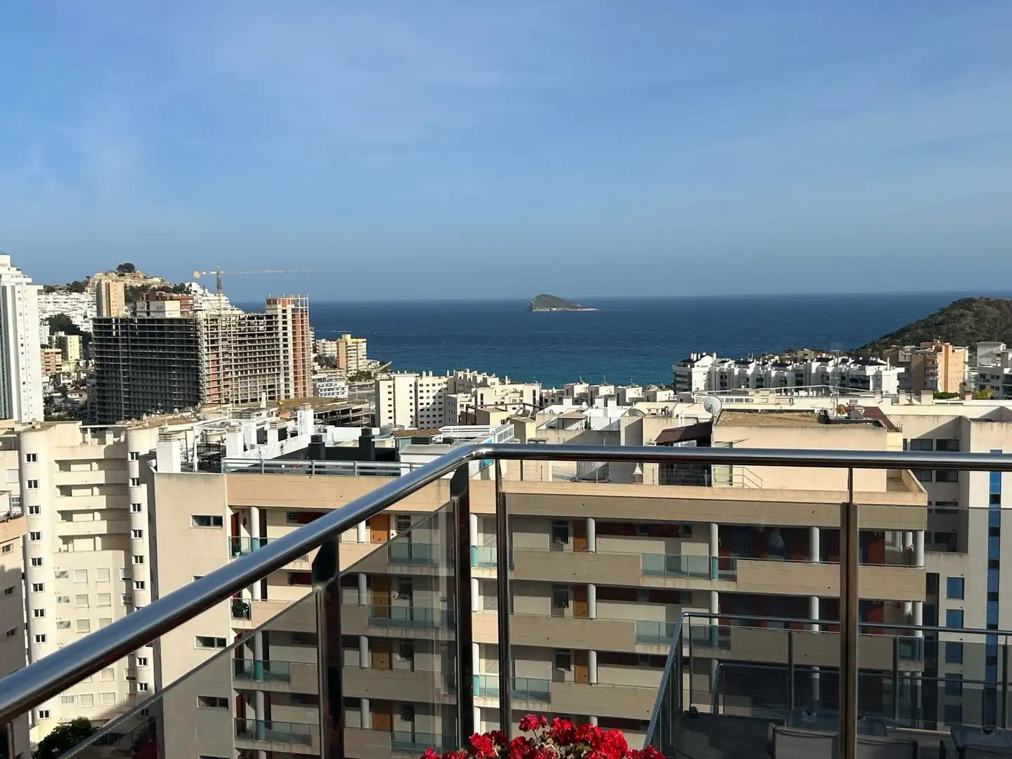 Vista exterior de Àtic en venda en Benidorm amb Aire condicionat, Jardí privat i Terrassa