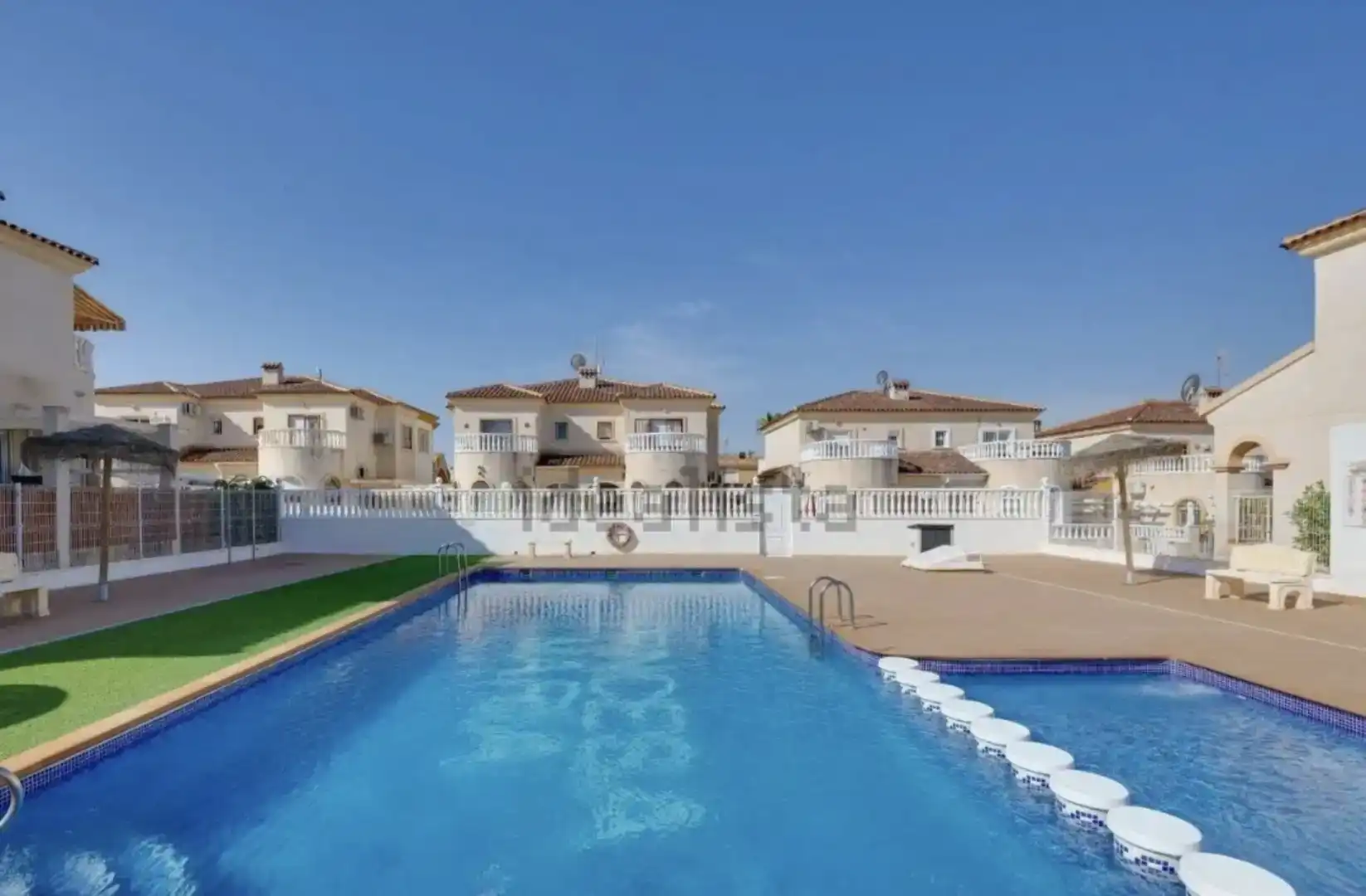 Piscina de Casa adosada en venda en Torrevieja amb Aire condicionat