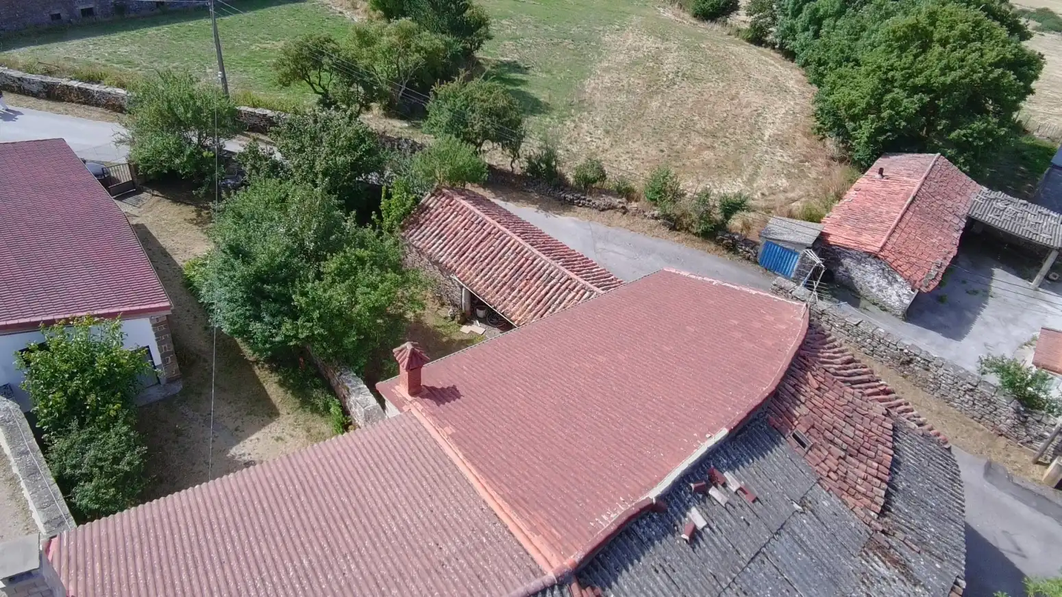 Vista exterior de Casa adosada en venda en Valdeolea amb Jardí privat