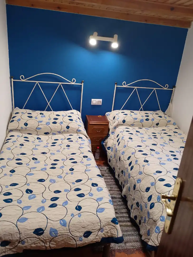 Dormitori de Casa o xalet en venda en Oviedo  amb Jardí privat i Moblat