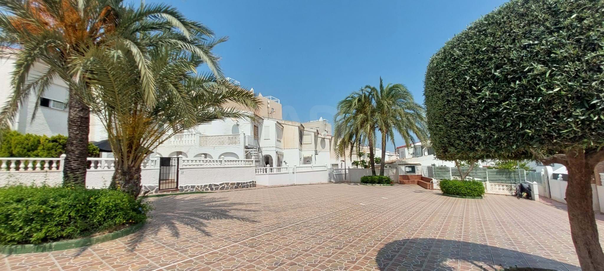 Vista exterior de Casa o xalet en venda en Torrevieja amb Aire condicionat, Calefacció i Terrassa