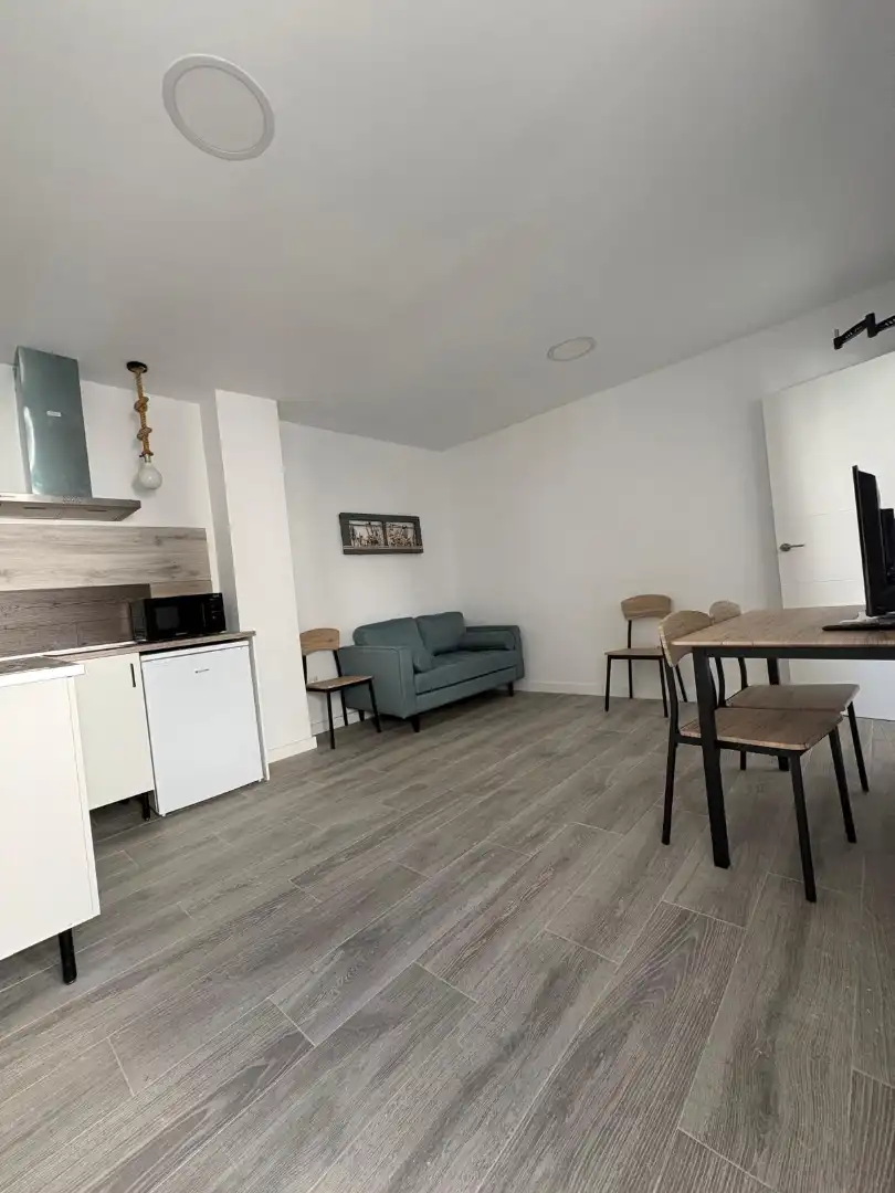Sala d'estar de Casa adosada en venda en Carmona amb Aire condicionat, Terrassa i Moblat