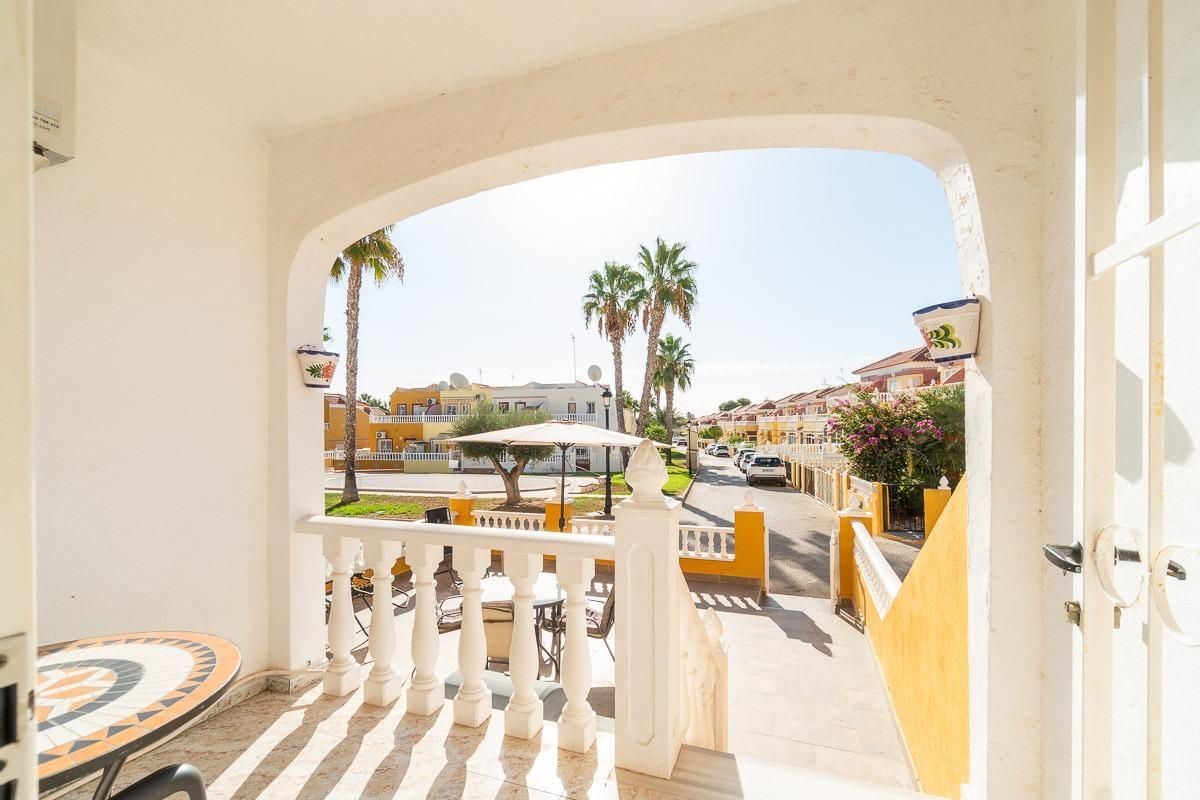 Vista exterior de Casa o xalet en venda en Orihuela amb Aire condicionat i Piscina comunitària