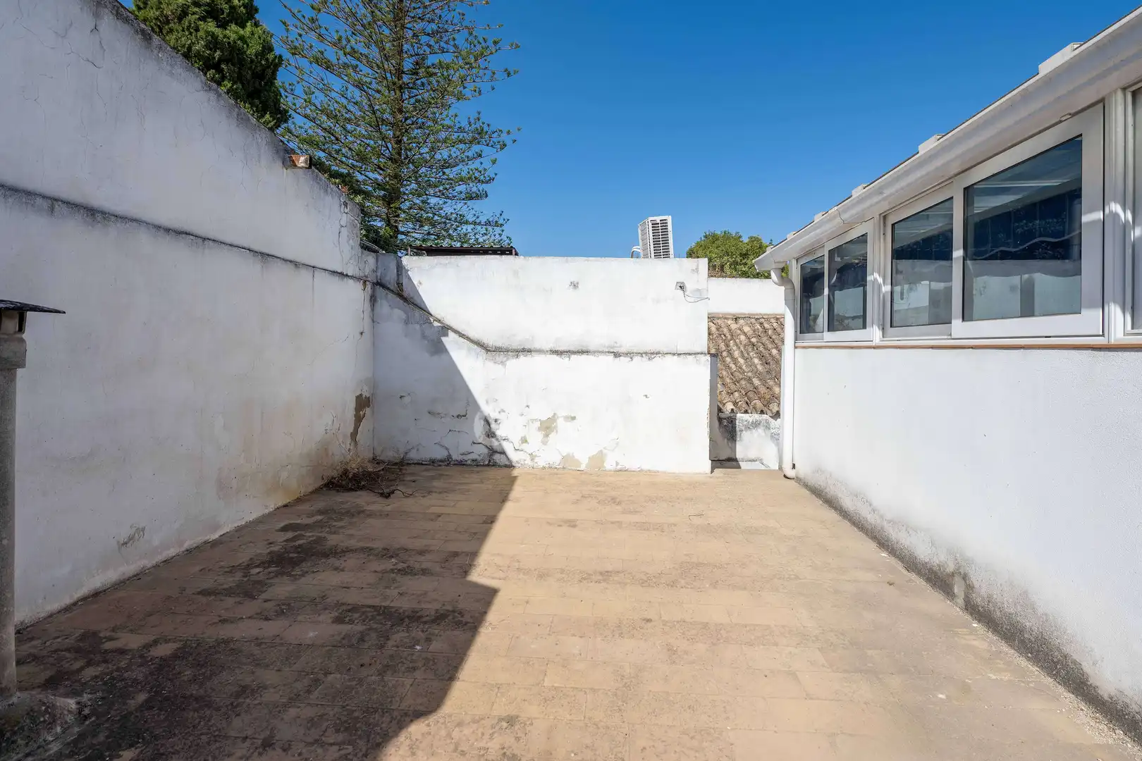 Vista exterior de Casa adosada en venda en Bornos amb Calefacció i Jardí privat