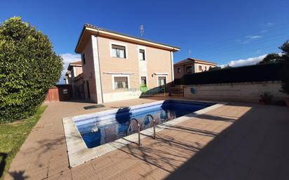 Swimming pool of Single-family semi-detached for sale in Onzonilla