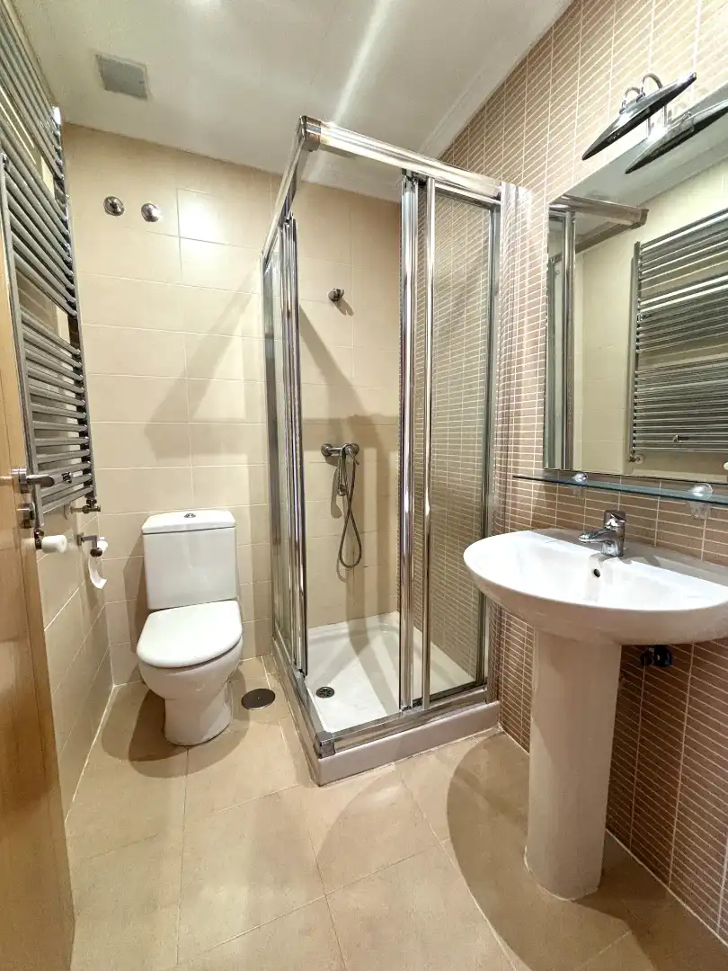 Baño de Apartamento en venta en Plasencia con Calefacción, Jardín privado y Parquet
