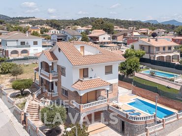 Casa amb balcó en venda a camí de caldes
