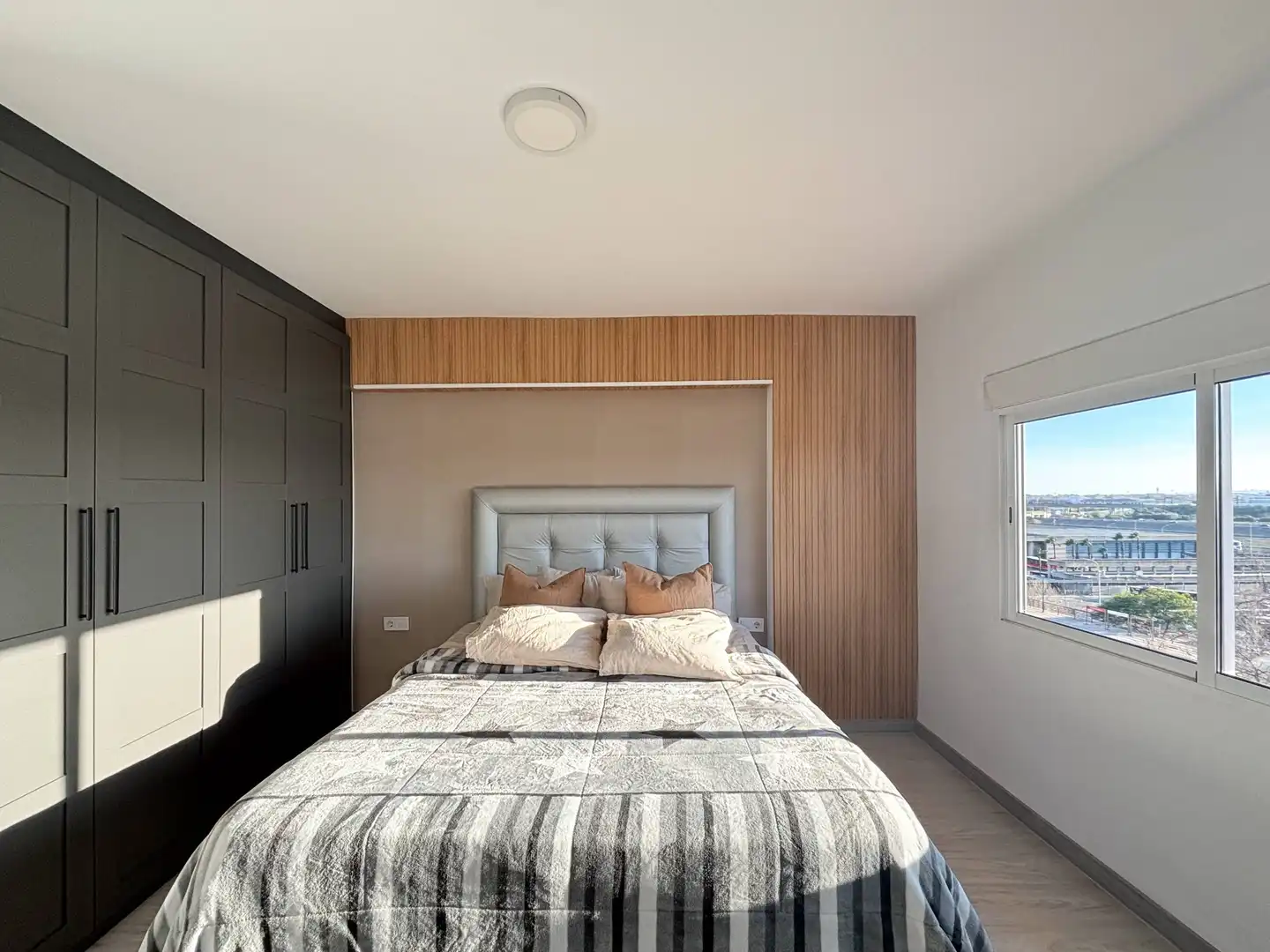 Bedroom of Flat for sale in Valencia  with Air Conditioner, Furnished and Balcony
